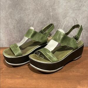 Antelope platform Y2K t-strap silver metallic green leather sandals sz 39/8-8.5